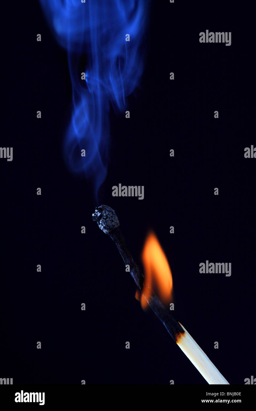 Match de gravure de la fumée bleue Fond noir Studio correspond à feu marque symbole flamme flammes plus léger Studio Match de fumée Banque D'Images