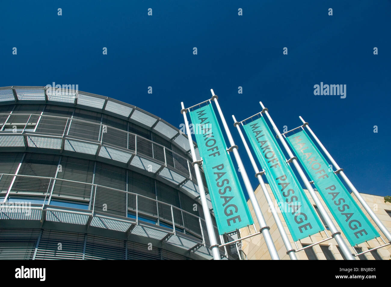 Allemagne Rhénanie-palatinat Mainz Malakoff shopping passage drapeaux moderne en verre acier façade Banque D'Images