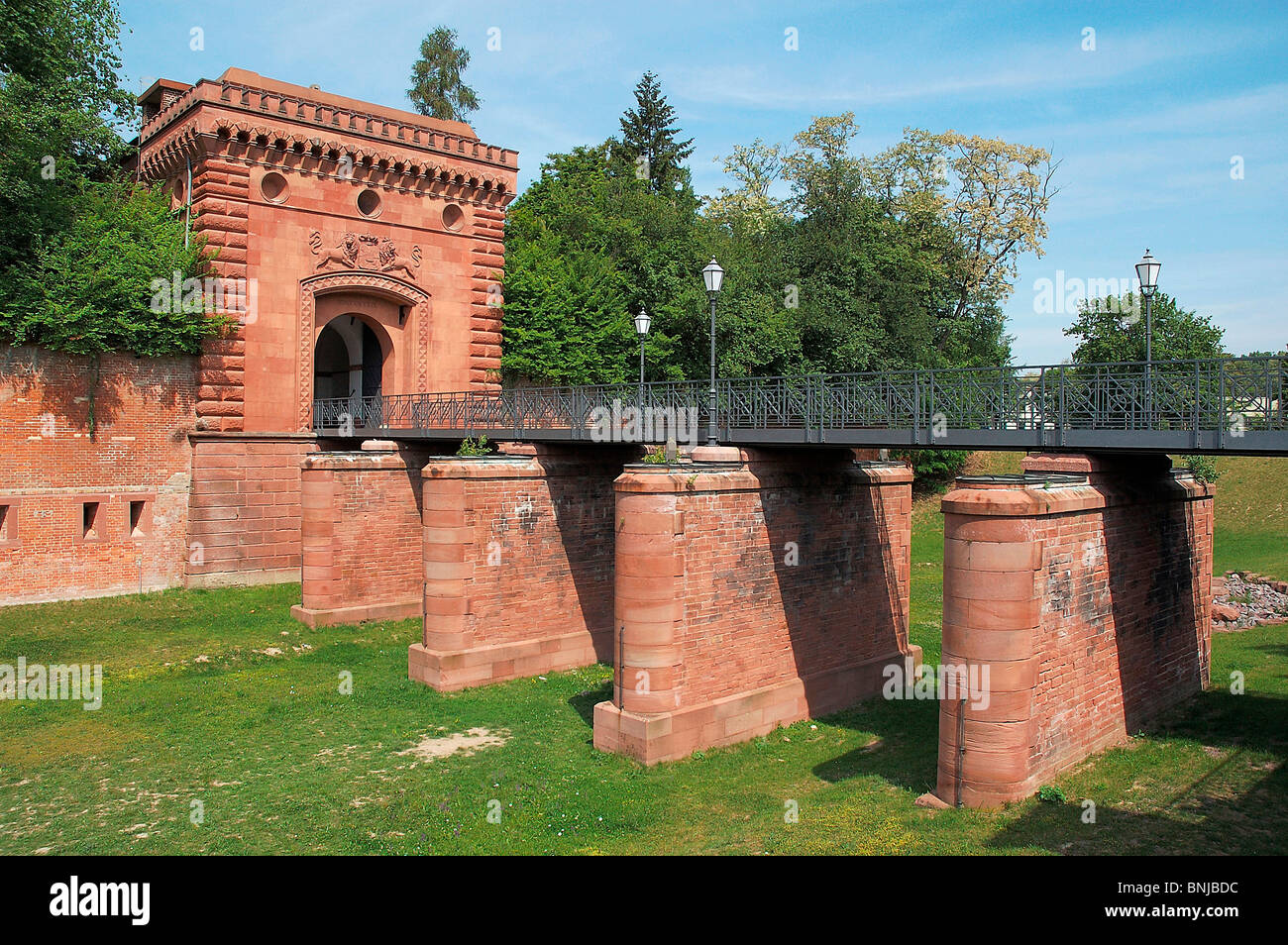 Allemagne Rhénanie-palatinat Palatinat Germersheim Weissenburger gate town gate bridge city arbres grès fortification Banque D'Images