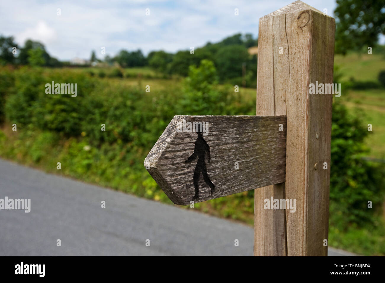 Un doigt en bois soupir post indiquant la direction du chemin à l'ouest du pays de Galles Banque D'Images