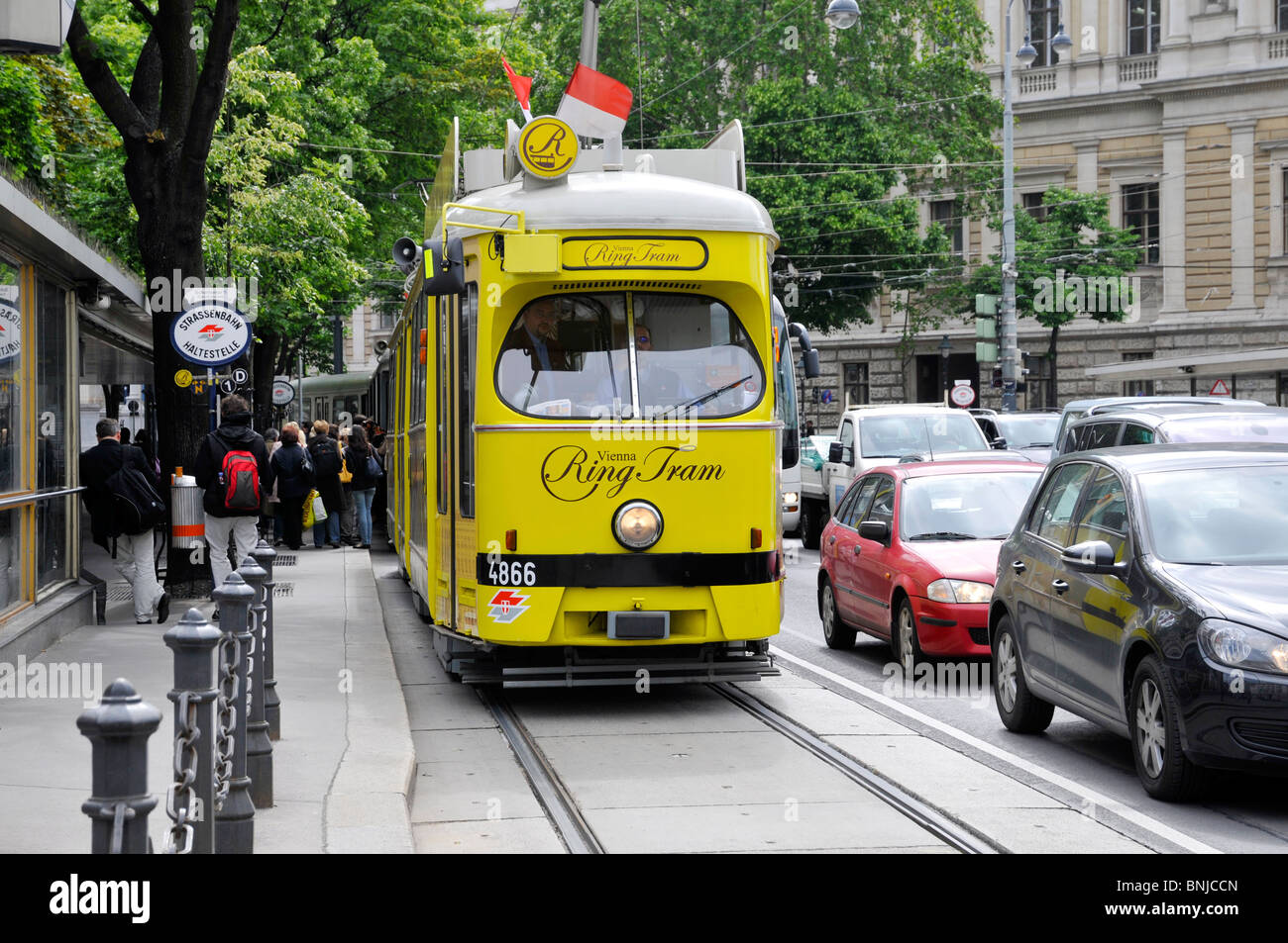 Rue et tramway jaune, Vienne, Autriche, Europe Banque D'Images