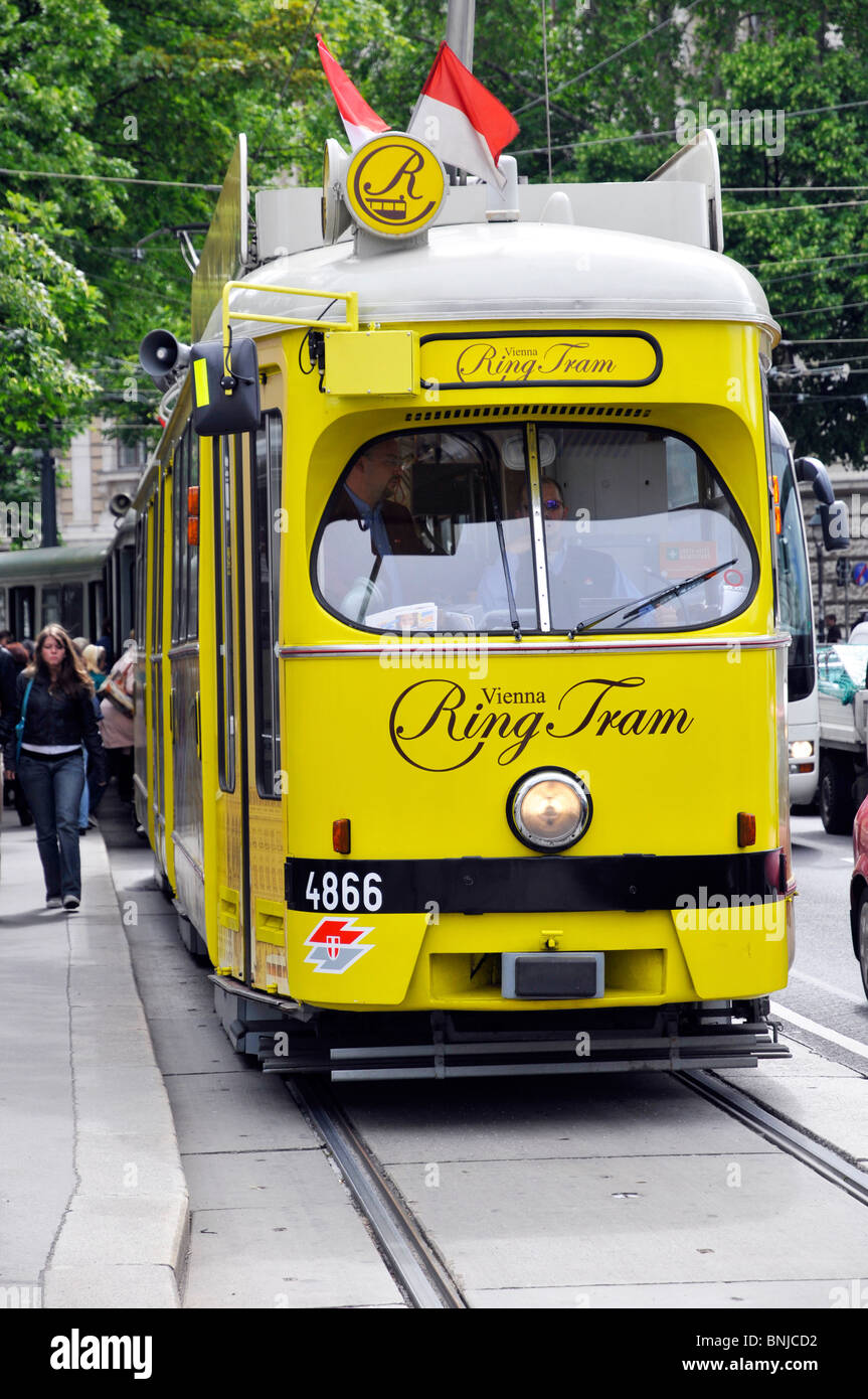 Rue et tramway jaune, Vienne, Autriche, Europe Banque D'Images