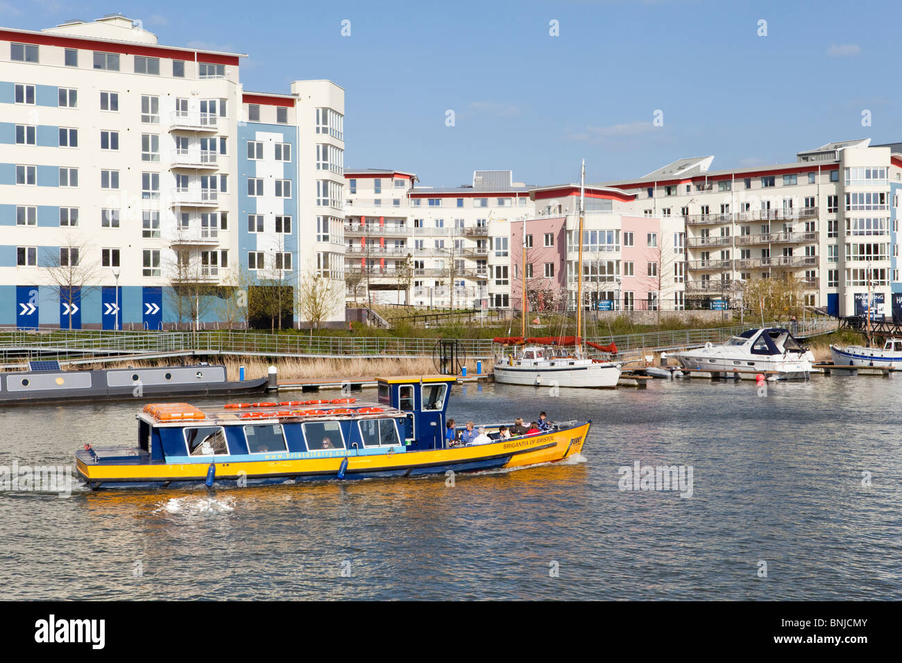 La Brigantia de Bristol ferry passant le Crest Nicholson au développement d'Harbourside Chanoines Marsh, quais de Bristol Banque D'Images