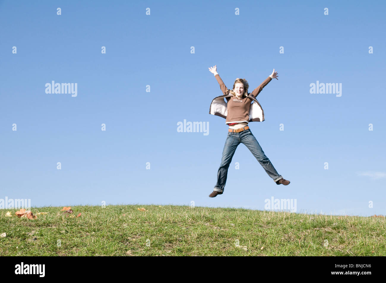 Femme jeune prairie joy jump européenne caper ciel bleu motive de manière  dynamique l'énergie concept stretch Photo Stock - Alamy