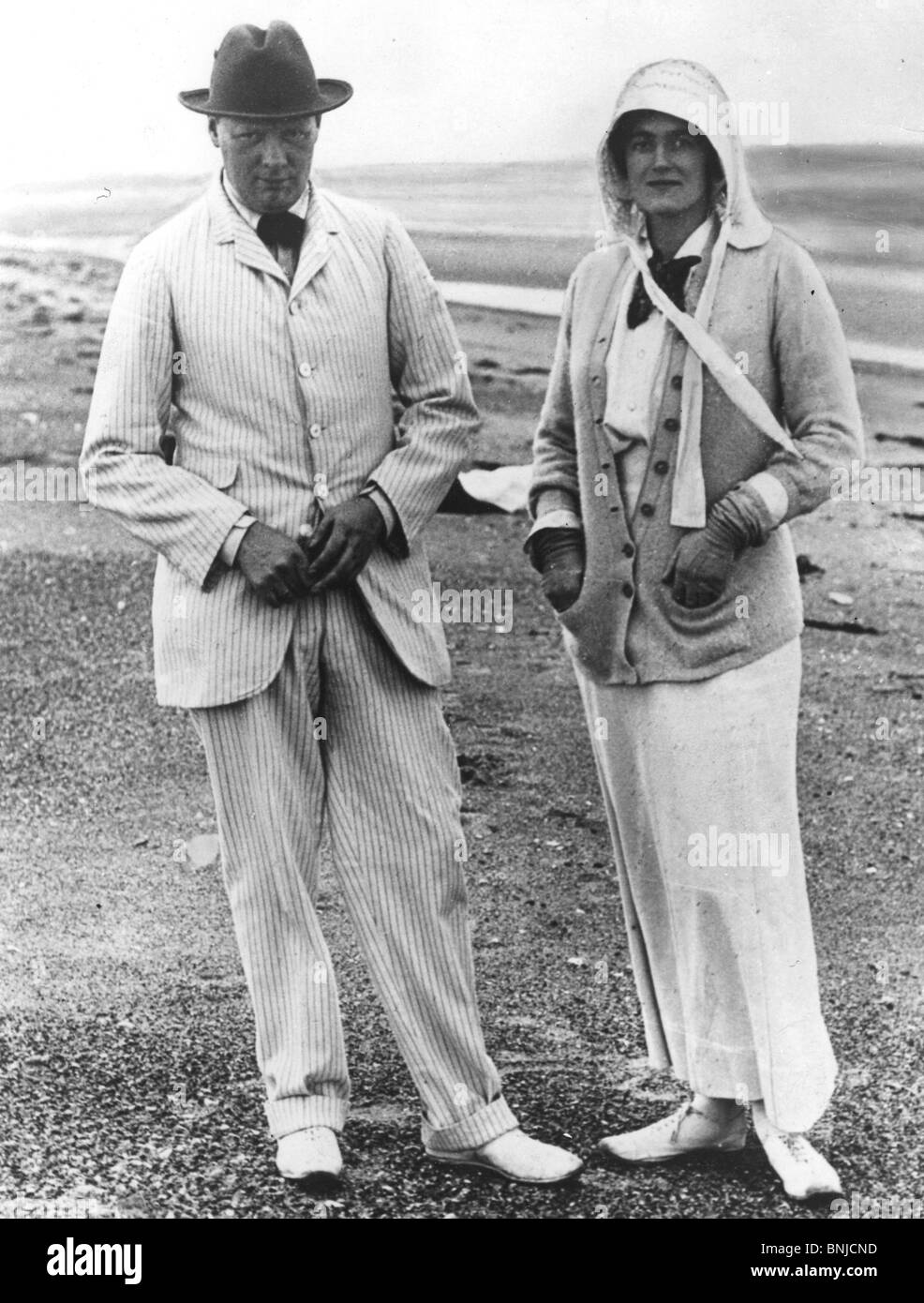 WINSTON CHURCHILL avec son épouse Clémentine à Sandwich, Kent sur 1912 Banque D'Images