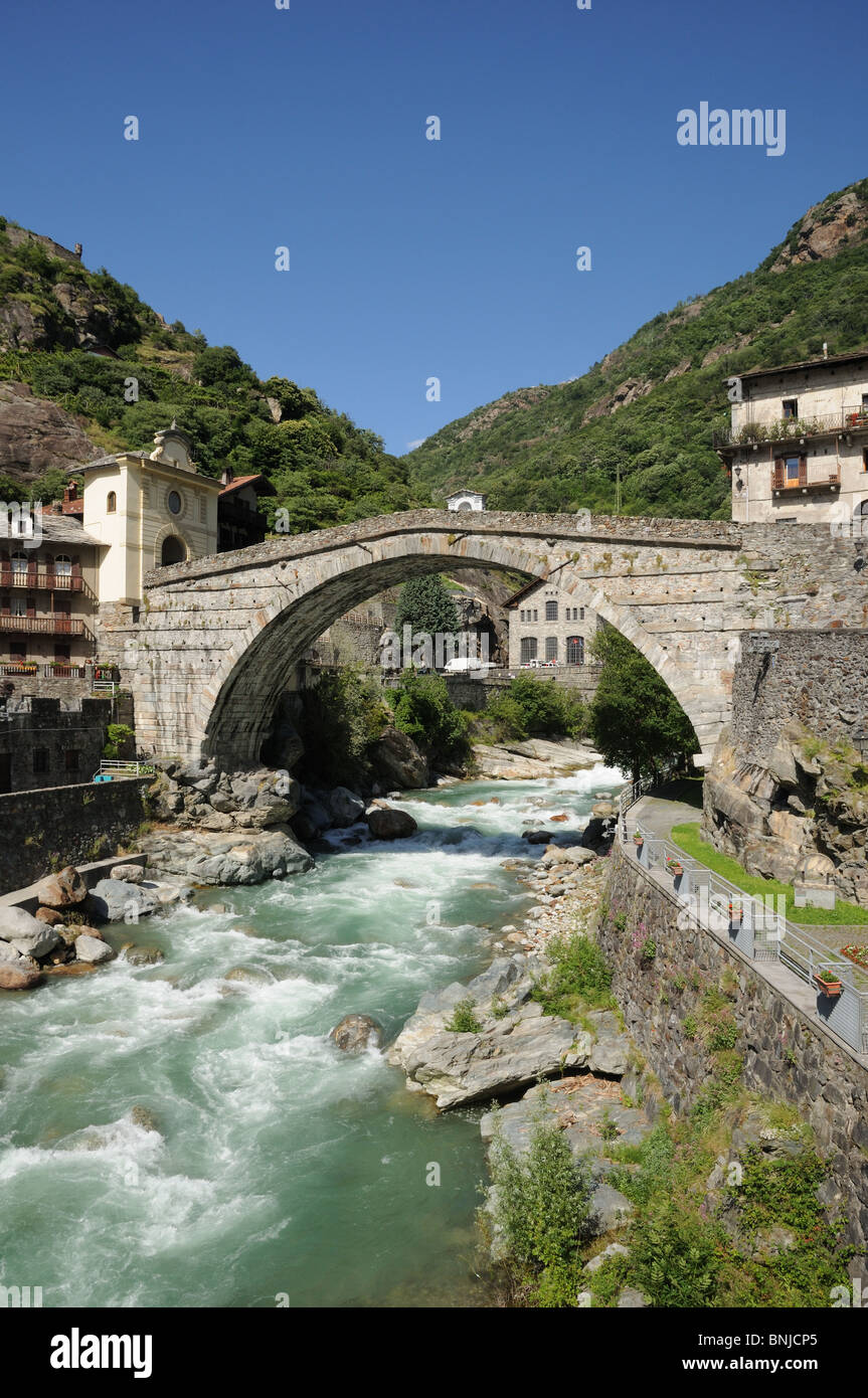 Pont romain sur torrente Lys Pont St Martin Vallée d'Aoste Italie Hydro Electric Generator peut être vu sous le pont Banque D'Images