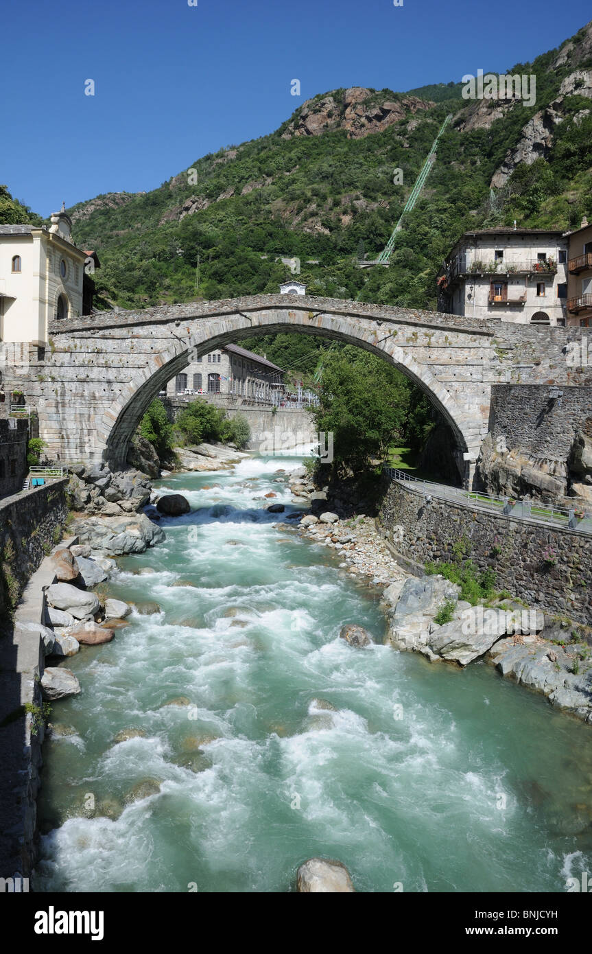 Pont romain sur torrente Lys Pont St Martin Vallée d'Aoste Italie Hydro Electric Generator peut être vu sous le pont Banque D'Images