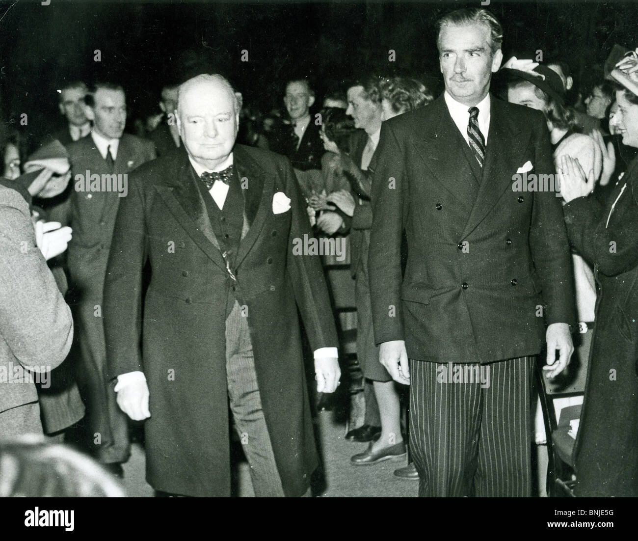 SIR WINSTON CHURCHILL (à gauche) avec Sir Anthony Eden environ 1950. Gale Lewis Photo Banque D'Images SIR WINSTON CHURCHILL (à gauche) avec Sir Anthony Eden environ 1950. Gale Lewis Photo Banque D'Images