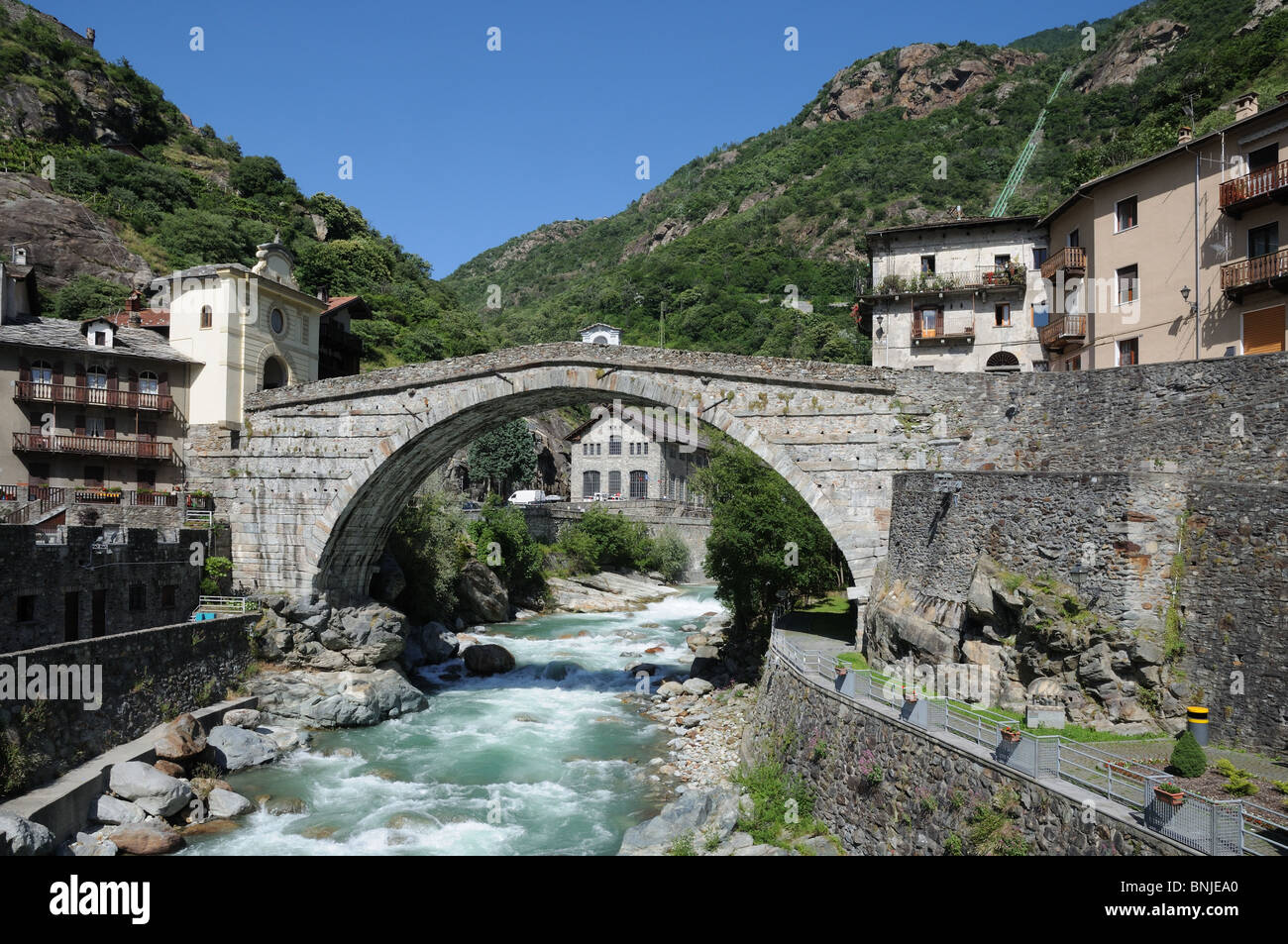 Pont romain sur torrente Lys Pont St Martin Vallée d'Aoste Italie Hydro Electric Generator peut être vu sous le pont Banque D'Images