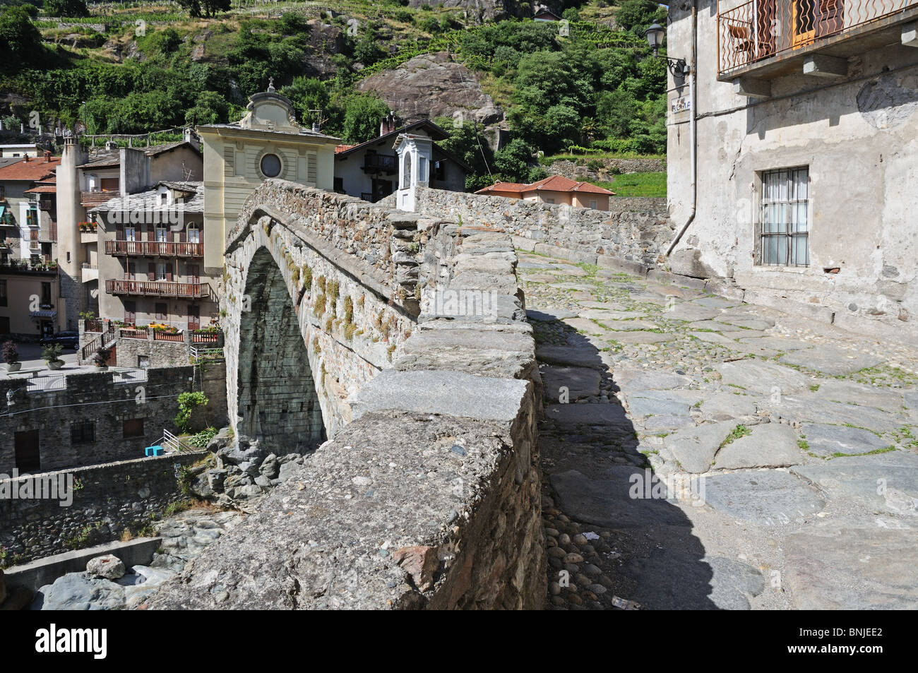 Pont romain avec la chaussée romaine originale sur la rivière Torrente Lys Pont St Martin Vallée d'Aoste Italie Chapelle de St John Far side Banque D'Images