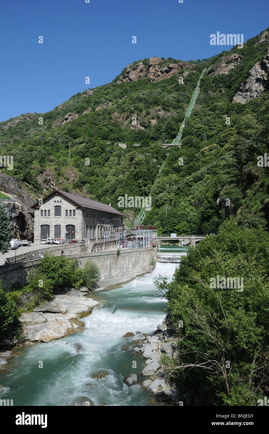 Hydro electric power generator et torrente Lys Pont St Martin Vallée d'Aoste Italie les conduites de l'eau en bas on peut voir la montagne Banque D'Images