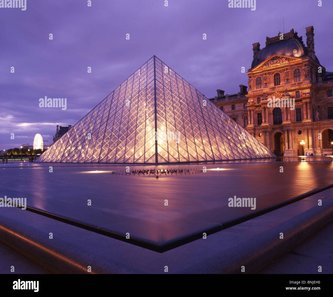 Dark Culture France Louvre Paris la nuit illumination crépusculaire de l'architecture du musée d'art Banque D'Images