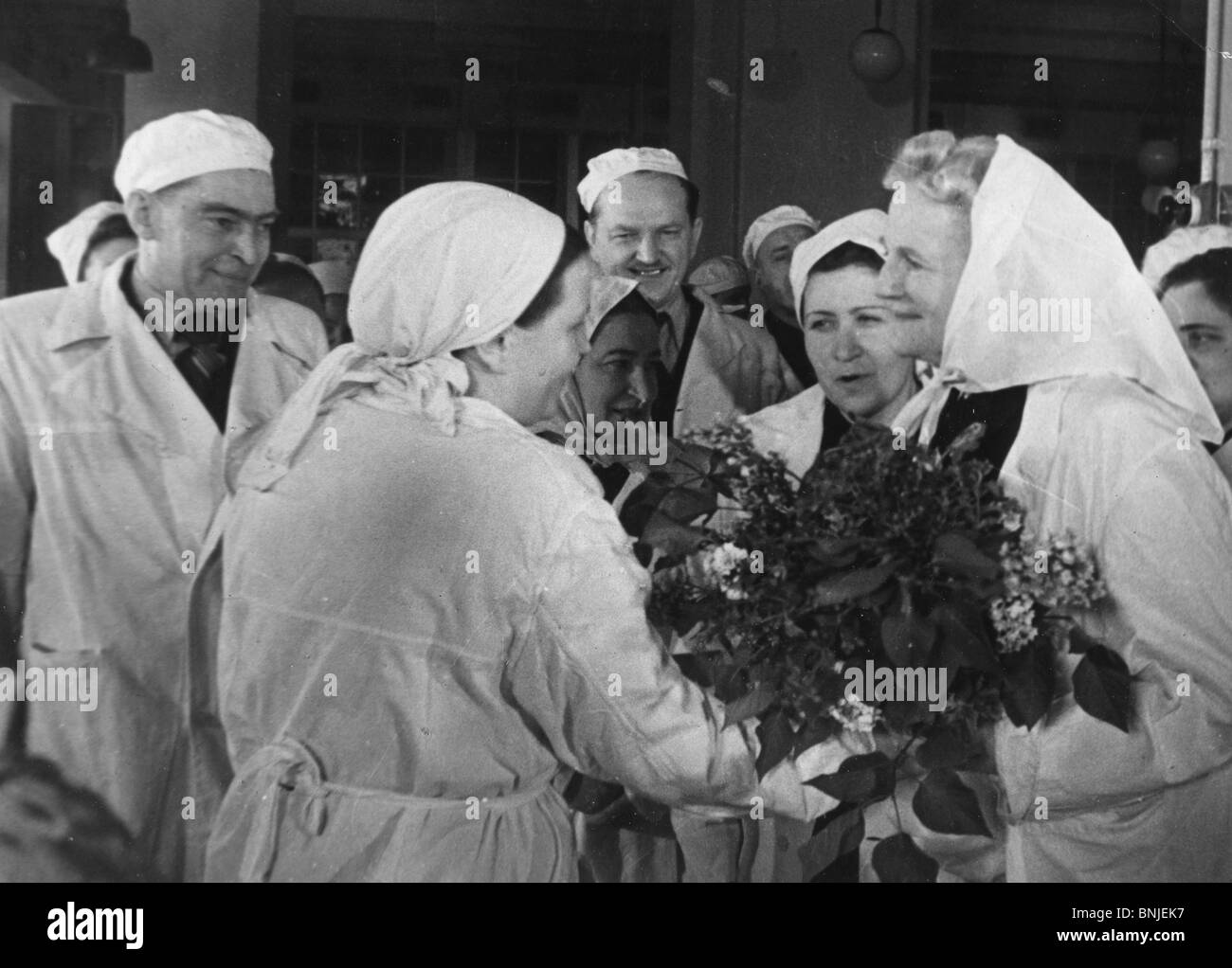 Mme Clementine Churchill visite une usine de chocolat soviétique en avril 1945. Banque D'Images