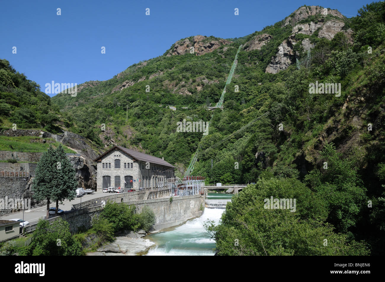 Hydro electric power generator et torrente Lys Pont St Martin Vallée d'Aoste Italie les conduites de l'eau en bas on peut voir la montagne Banque D'Images