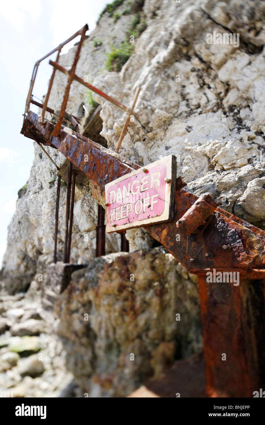 Des mesures très corrodées et ruines remontant une falaise de craie est Freshwate Bay, île de Wight Banque D'Images