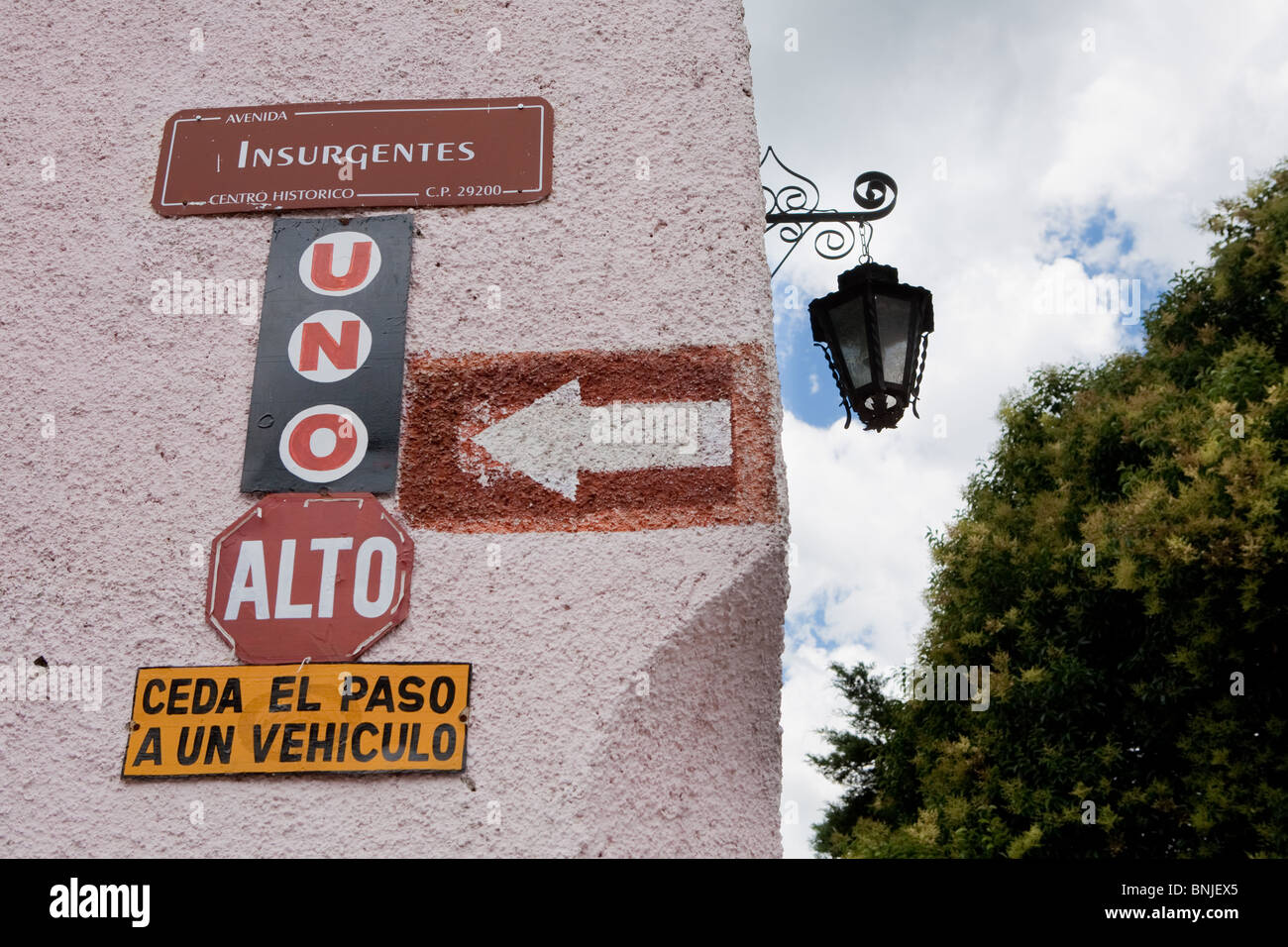 Les plaques de rue classique sur les coins de San Cristobal de las Casas rues Banque D'Images