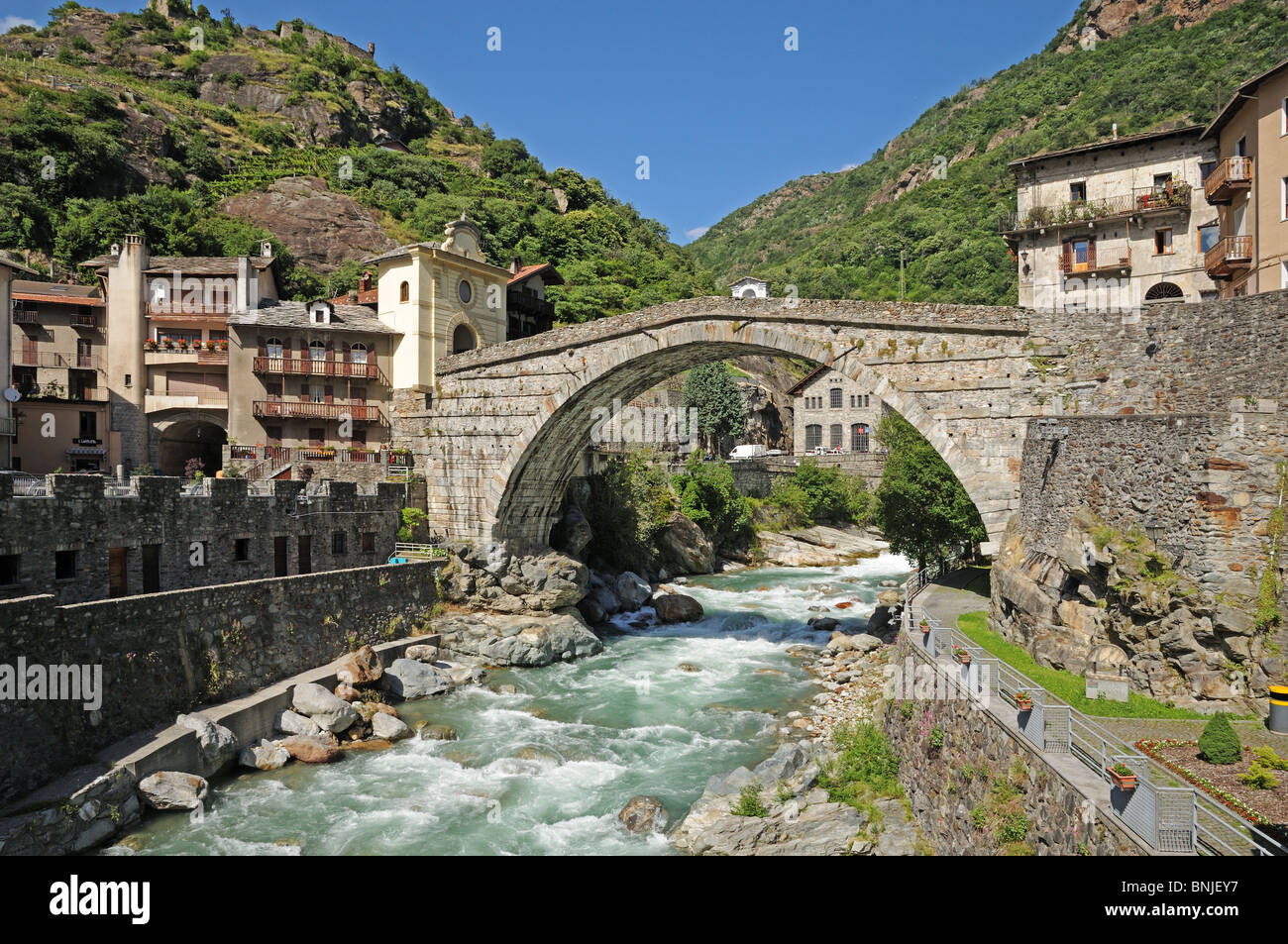 Pont romain sur torrente Lys Pont St Martin Vallée d'Aoste Italie Hydro Electric Generator peut être vu sous le pont Banque D'Images