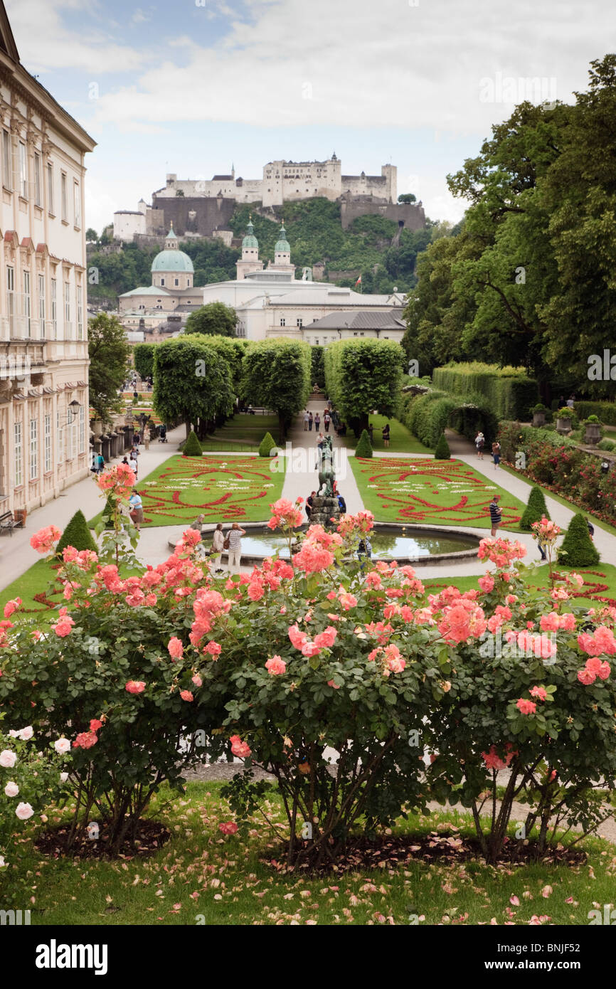 Salzbourg, Autriche, Europe. Vue sur le palais Mirabell rose jardins à Schloss Le château de Hohensalzburg. Banque D'Images