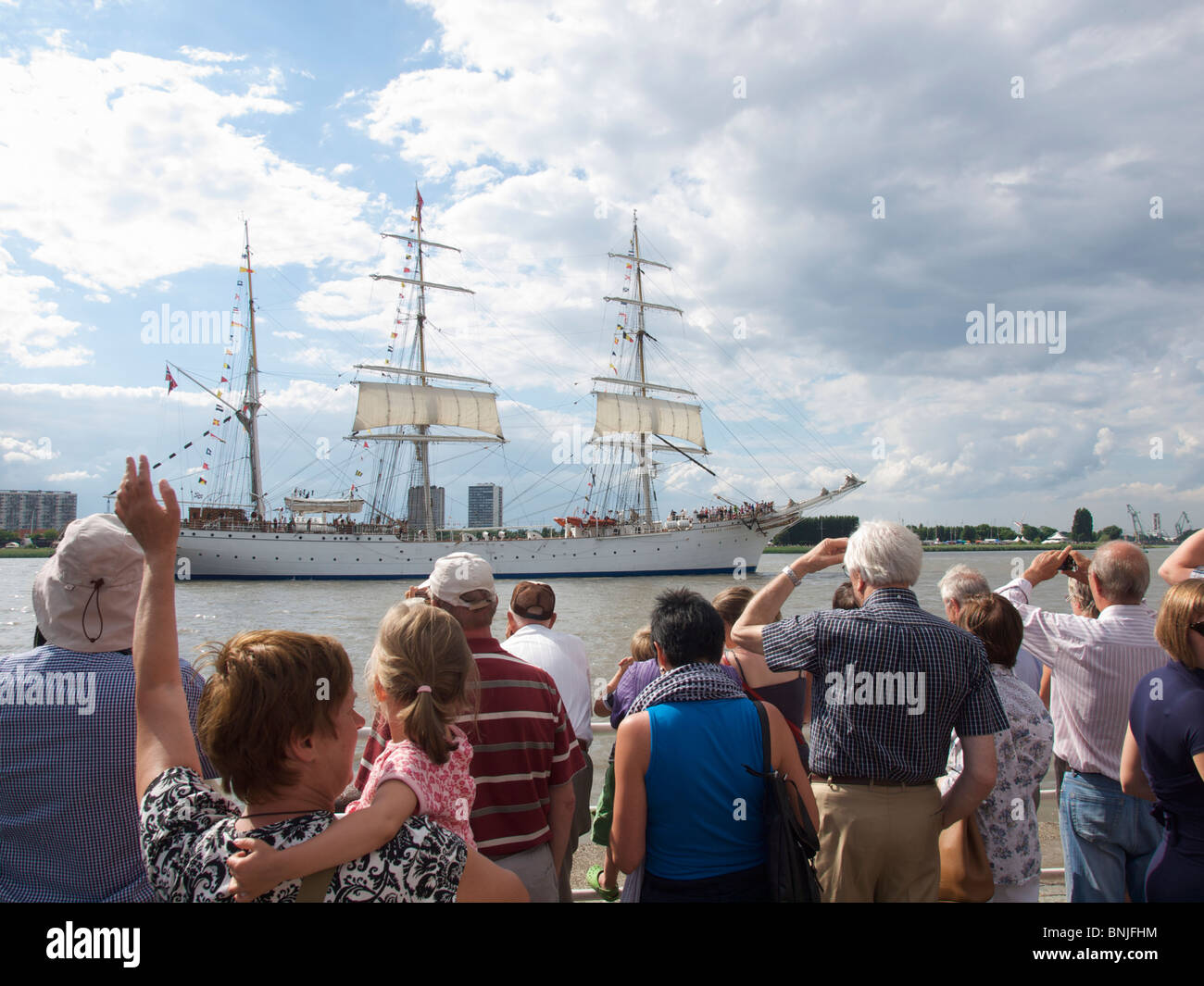 Foule regardant la flotte en partance et en agitant à l'Anvers Tall Ship races 2010 Statsraad Lehmkuhl Banque D'Images