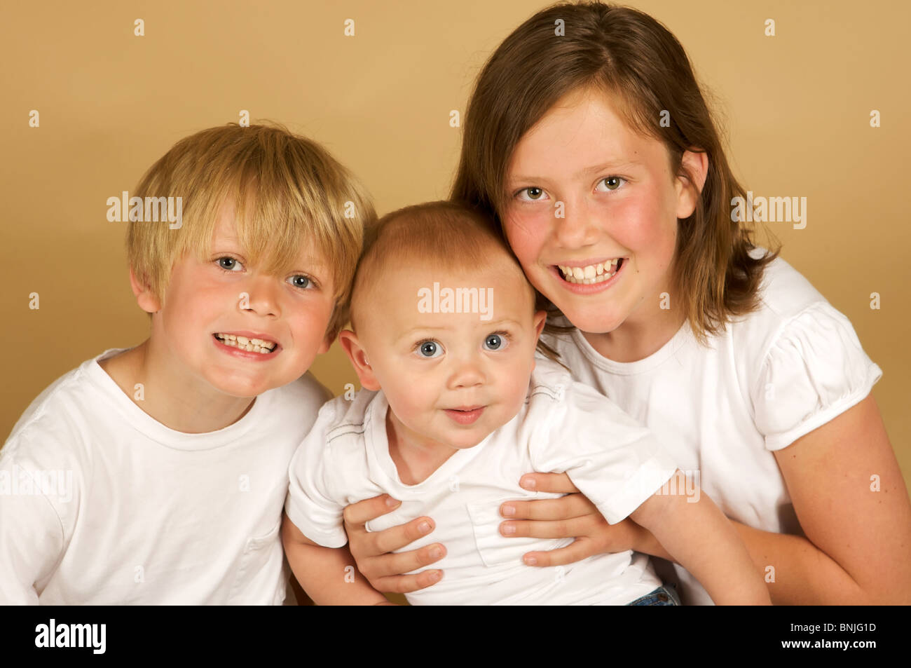 Belle Grande Soeur Maintenant Son Petit Frere Bebe Avec Son Jeune Frere A Ses Cotes Photo Stock Alamy Belle Grande Soeur Maintenant Son Petit Frere Bebe Avec Son Jeune Frere A Ses Cotes Photo Stock Alamy