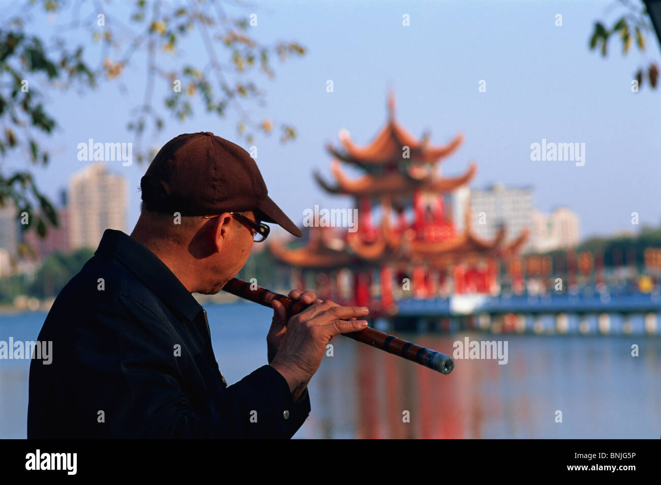 Kaohsiung Taiwan homme jouant de la Flûte Lotus Lake Asie Chine Lotus Formosa Pond Lake Lacs Pagodes Pagoda Pagode Chinoise Music Banque D'Images
