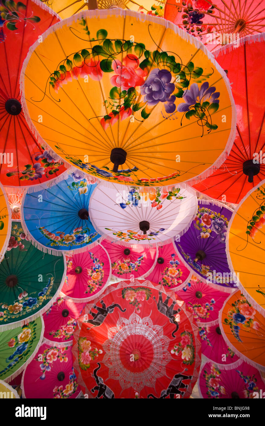 Thaïlande Chiang Mai Village Borsang Affichage Parapluie Asie du nord de la  Thaïlande, Bo Sang Borsang Artisanat sur ombrelles Photo Stock - Alamy