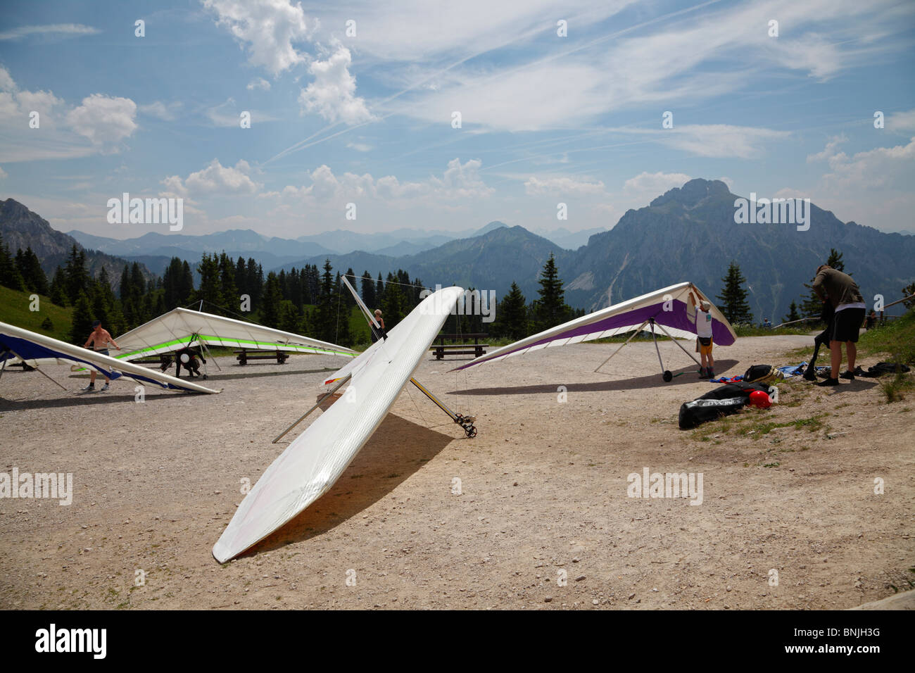 Deltaplanes se préparent leurs avions avant leur décollage du sommet du Tegelberg, Scwangau, Bavière, Allemagne. Banque D'Images