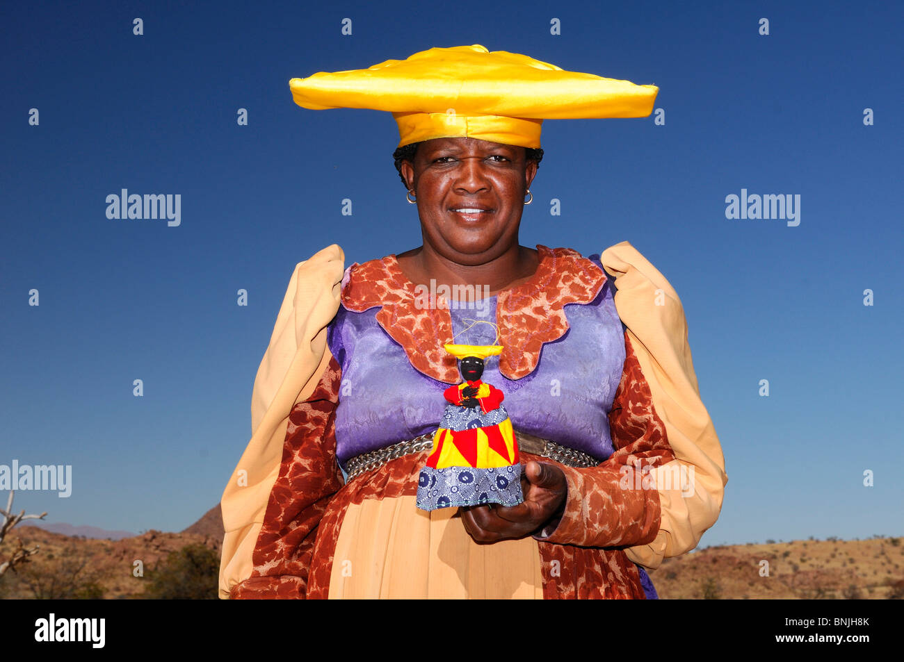 Les gens Femme Herero Damaraland Région de Kunene Namibie Afrique femme locale les habitants autochtones autochtones à l'extérieur piscine en plein air pittoresque poupée Banque D'Images