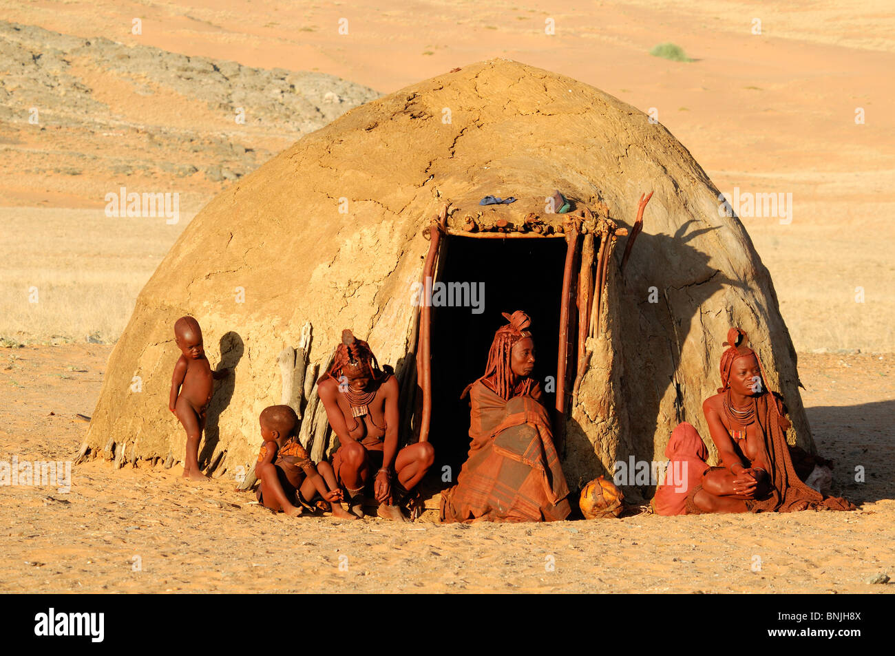 Les habitants locaux Himba indigènes autochtones Région de Kunene Kaokoland Namibie Afrique du Groupe de la famille chambre hut vivant Banque D'Images