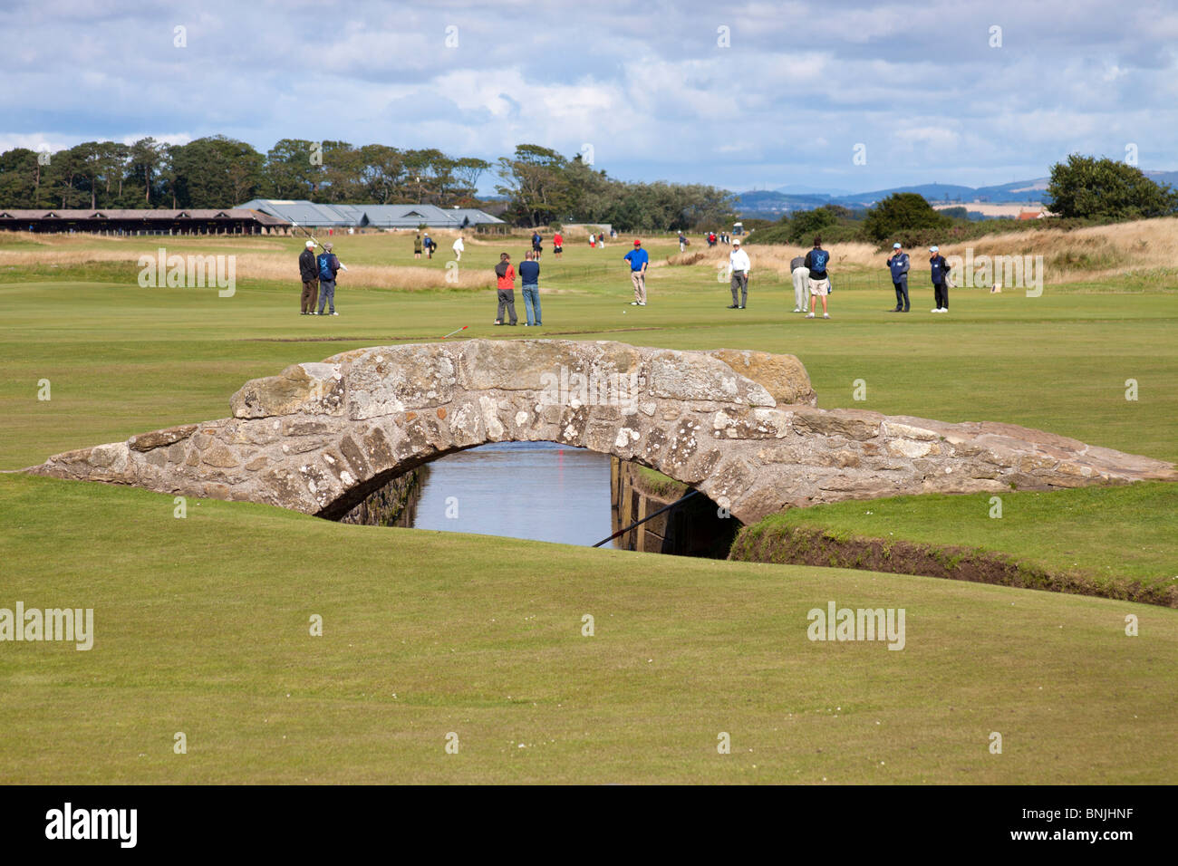 Le Swilken Bridge sur le 18ème fairway du Royal and Ancient Golf, St Andrews, Écosse. Banque D'Images