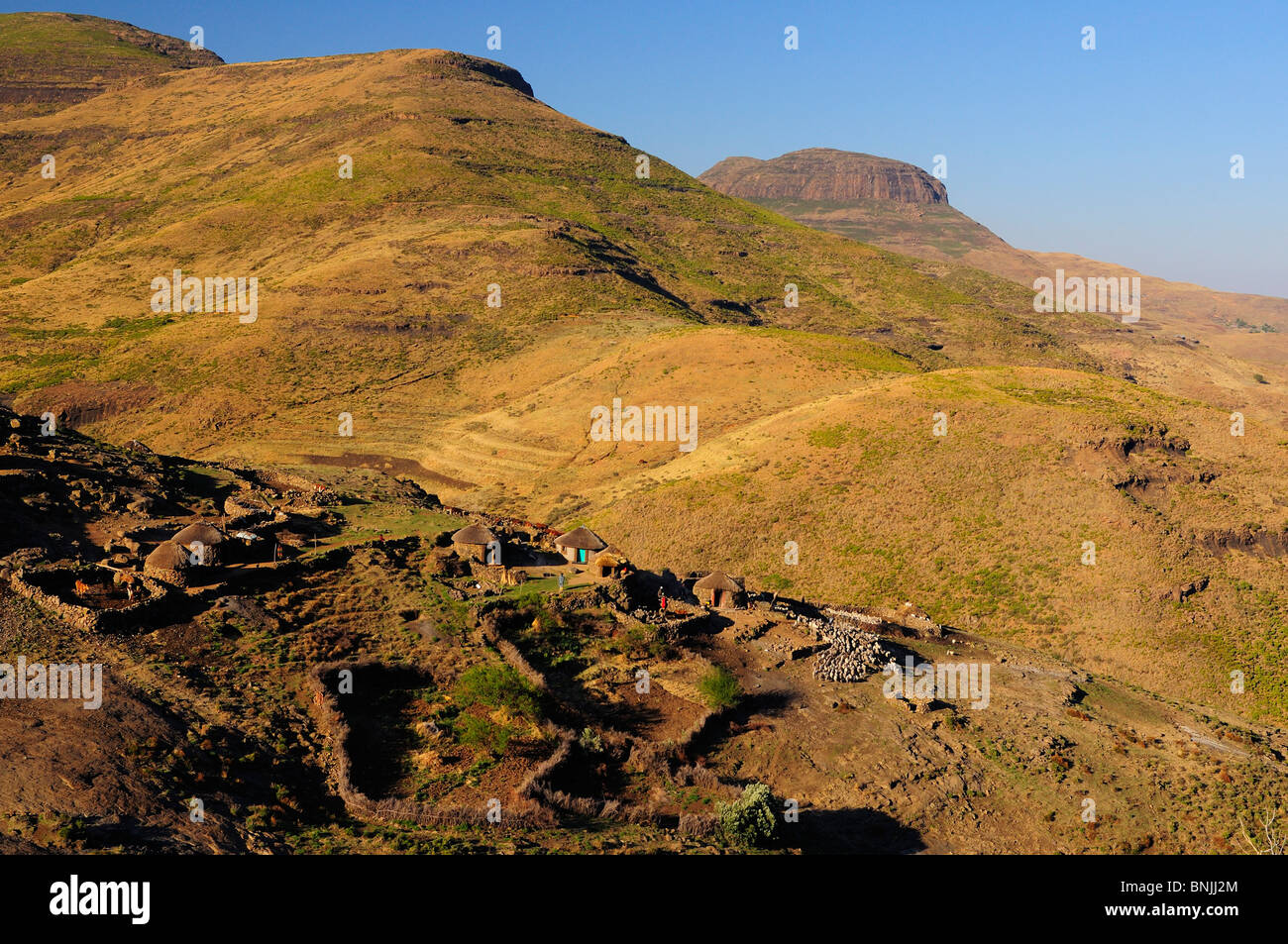 Peuple Basotho habitants locaux autochtones Native Village près de Ramabanta Lesotho Afrique du Sud chalets maisons paysage de règlement Banque D'Images