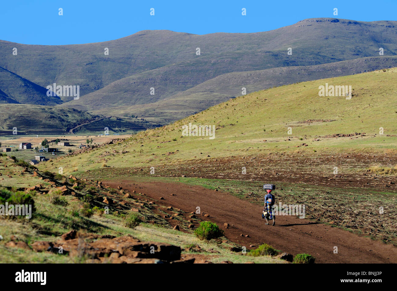 Peuple Basotho habitants locaux autochtones indigènes près Les Lagier Lesotho Afrique australe femme mountain mountains way Banque D'Images