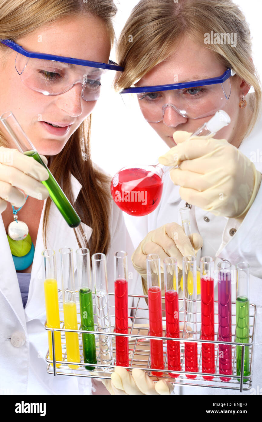 Les assistants de laboratoire travaillant dans un laboratoire de chimie. Travailler avec différents produits chimiques dans des tubes à essai. Banque D'Images