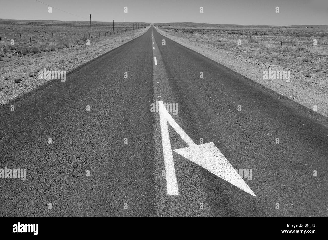 À vide, près de Calvinia Northern Cape Afrique du Sud l'autoroute country road tour paysage marqueur marquage flèches flèche mark Banque D'Images