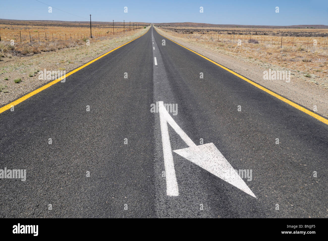 À vide, près de Calvinia Northern Cape Afrique du Sud l'autoroute country road tour paysage marqueur marquage flèches flèche mark Banque D'Images