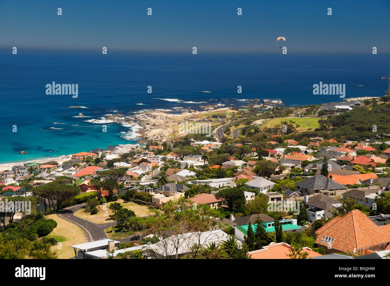 Seascape voir plus de Camps Bay Cape Peninsula Western Cape Afrique du Sud côte Océan mer parapente maisons Banque D'Images