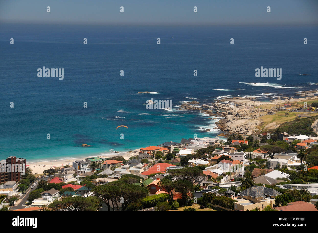 Seascape voir plus de Camps Bay Cape Peninsula Western Cape Afrique du Sud côte Océan mer maisons Banque D'Images