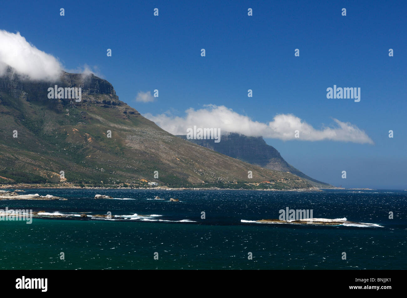Douze Apôtres Montagne Camps Bay Cape Peninsula Western Cape Afrique du Sud côte côte nuages brouillard mer océan paysage maisons Banque D'Images