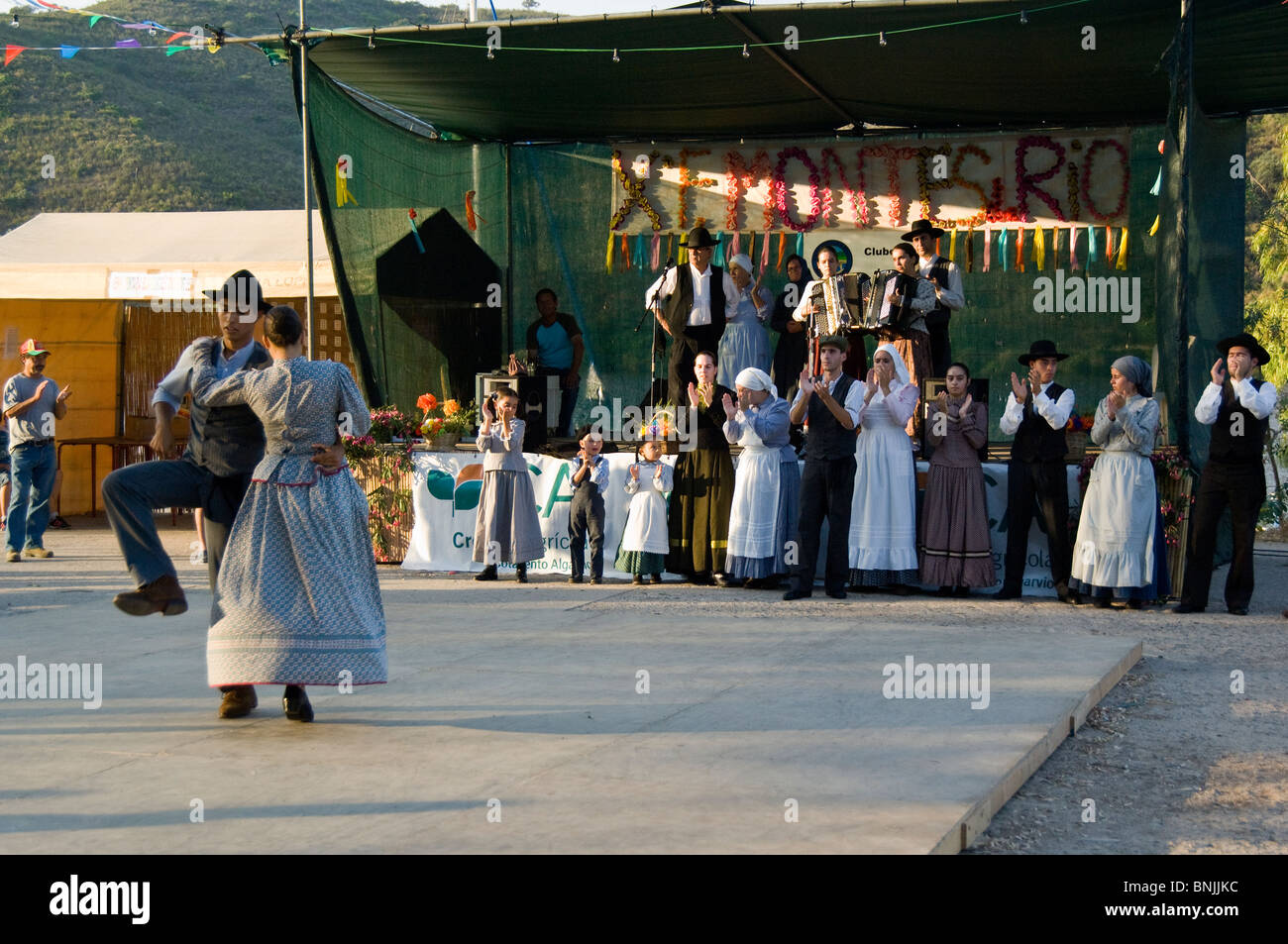 La danse folklorique traditionnelle portugaise ayant lieu au cours d'une fiesta locale à Guerreiros de Rio, Guadiana, Algarve, Portugal Banque D'Images