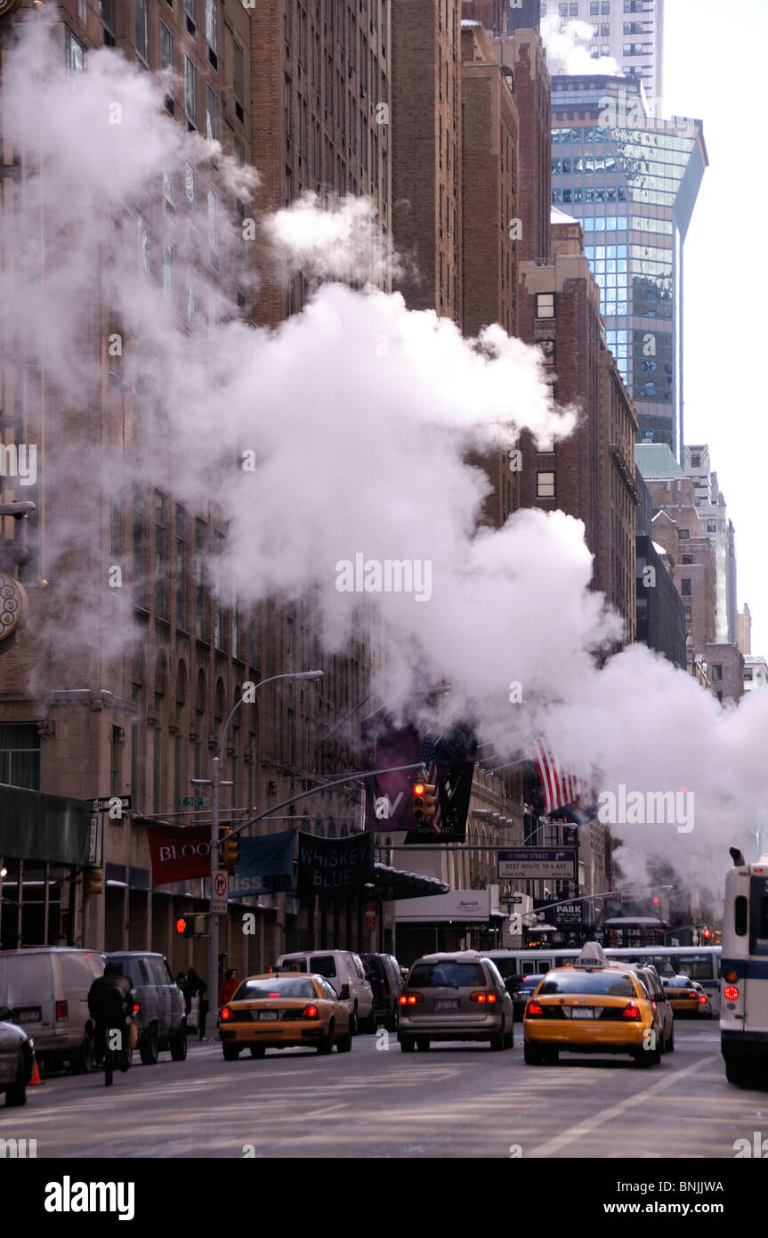 Vapeur d'hiver 3e Avenue Manhattan New York USA Street Ville trafic urbain américain voyage Banque D'Images