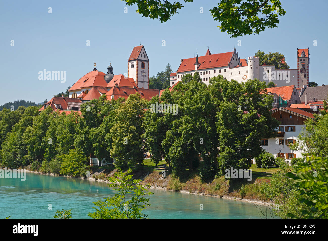 Vue depuis la rivière Lech du 'Hohes Schloss' (château) à Füssen. Banque D'Images