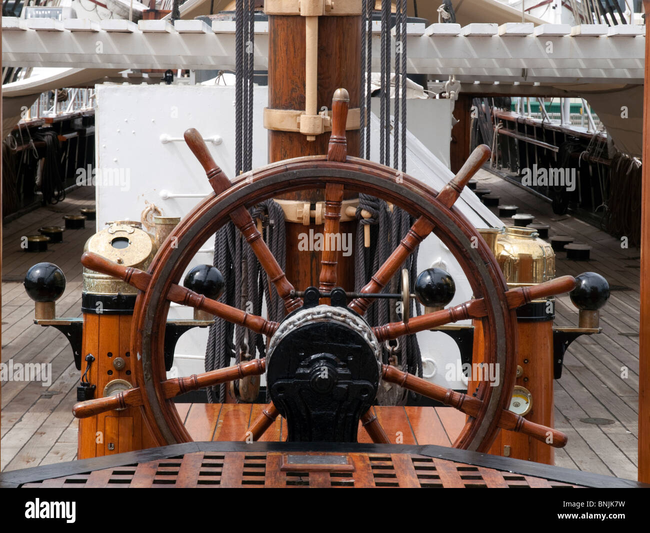 Volant sur le RRS Discovery sailing ship à Dundee, Écosse Banque D'Images