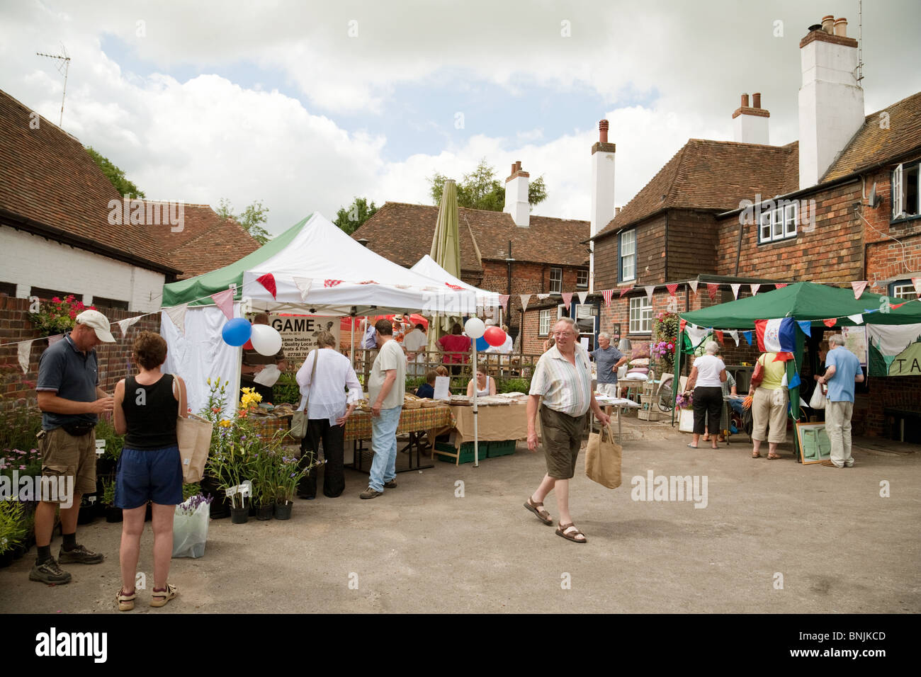 Les gens du shopping au marché des agriculteurs français dans le village de Elham près de Folkestone, Kent, UK Banque D'Images