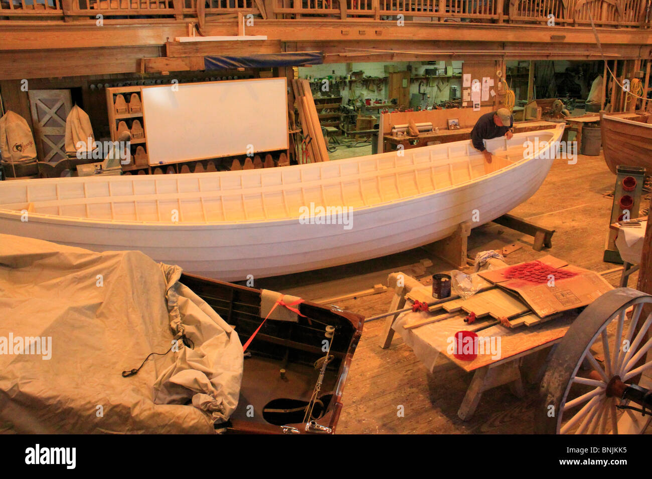 Artisan travaille dans le Harvey W. Smith Centre Motomarines, Caroline du Maritime Museum, Beaufort, North Carolina, USA Banque D'Images