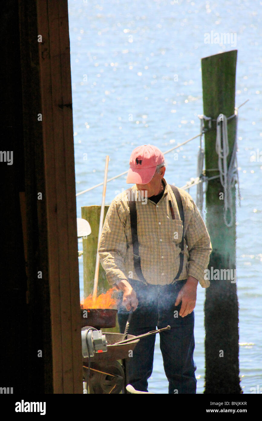 Artisan travaille dans le Harvey W. Smith Centre Motomarines, Caroline du Maritime Museum, Beaufort, North Carolina, USA Banque D'Images