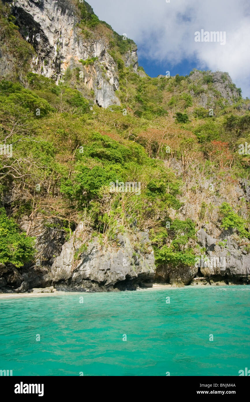 Superbe côte & de l'eau bleu entourant une île tropicale dans l'archipel de Bacuit, El Nido, Palawan, Philippines Banque D'Images