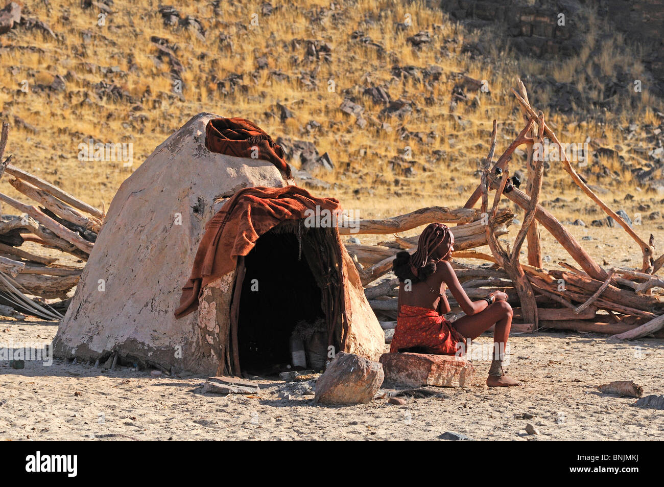 Femme Himba village Himba Purros Région de Kunene Kaokoland Namibie Afrique Voyage Nature hut Banque D'Images