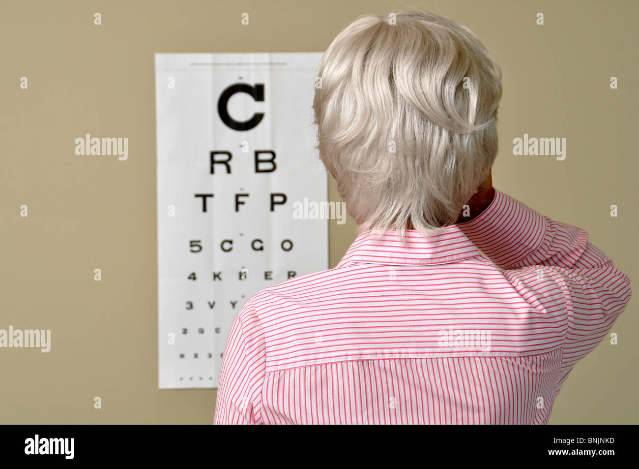 L'acuité visuelle Test oculaire Senior femme mature vieille médecine Médecin Malade Yeux Graphique Banque D'Images