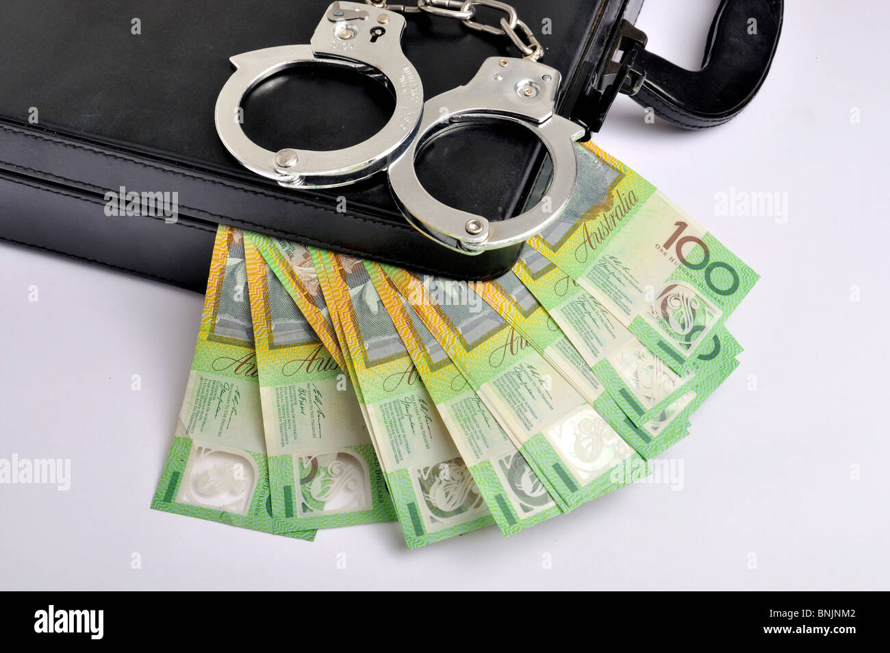 Aud Dollar australien Dollar d'impôt vol Billets de banque contrebande centaines 100 Bar de l'argent criminel Crime menottes Australie Banque D'Images