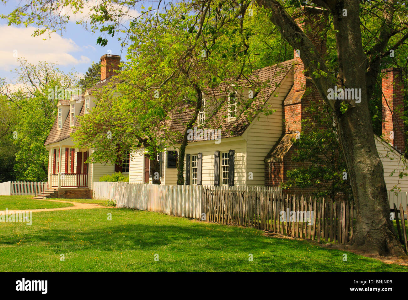 Maisons d'époque et des magasins dans la zone historique, Colonial Williamsburg, Virginia, USA Banque D'Images